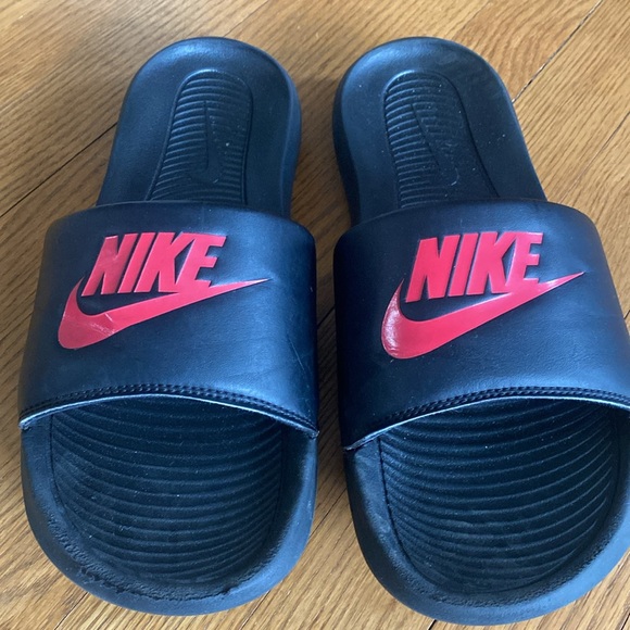 Men’s Nike slides - Picture 2 of 5